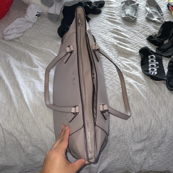 Kate Spade ♠️ Purse. Used in Great Condition! Color is a Beige tone. - Picture 9 of 9